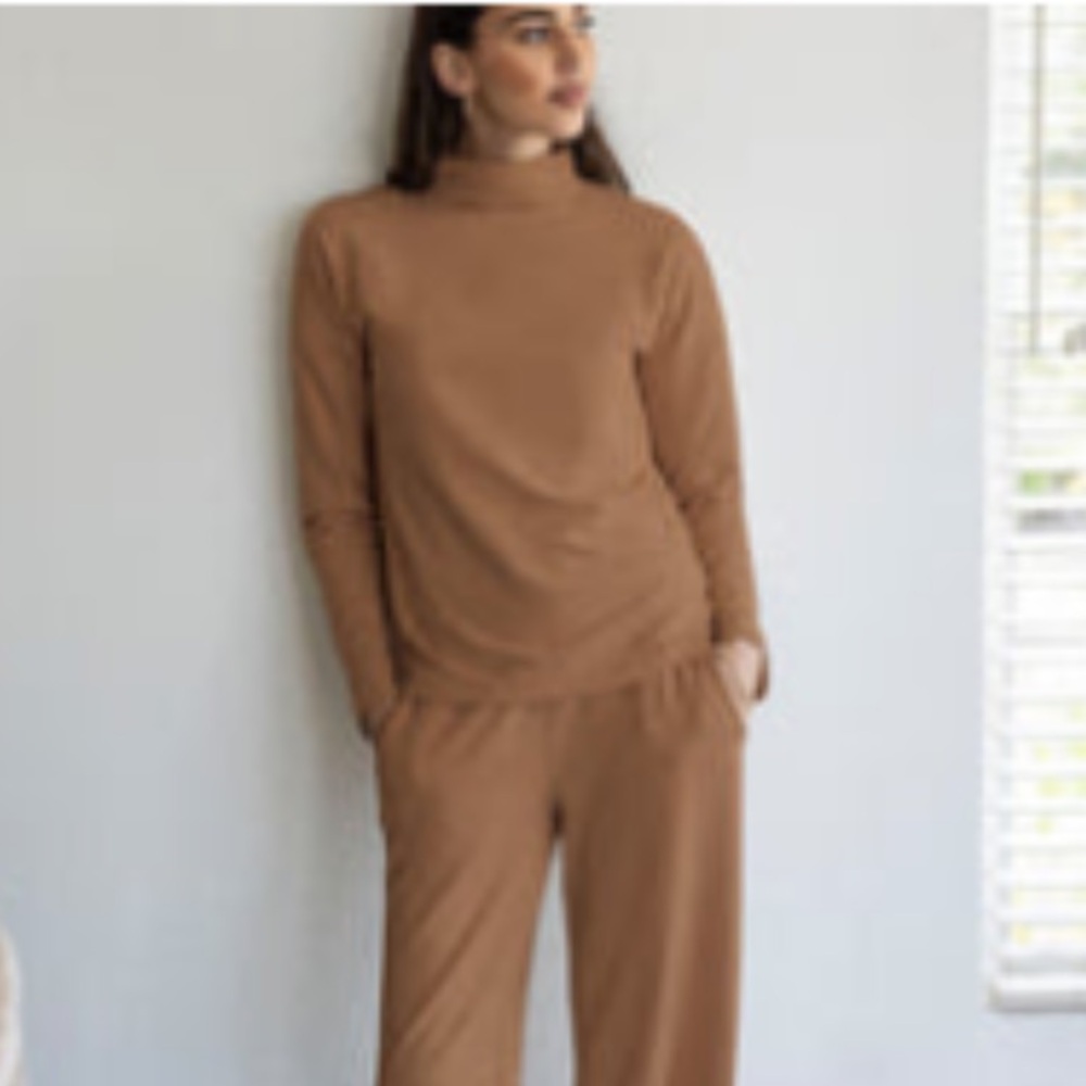 NWT Kiragrace Mock neck Cozy lightweight Sweater shirt in Camel